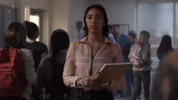 Chaqueta deportiva rosa recortada usada por Addy Hanlon (Herizen Guardiola) en Dare Me (S01E02)
