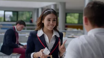 La chemise blanche à col brodé de perles portée par Lu (Danna Paola) dans la série Élite (Saison 1 Épisode 1)