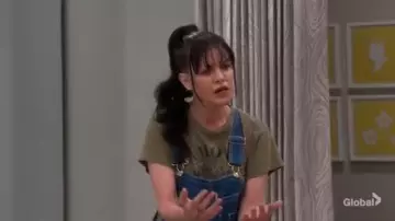 Green Ra­mone's T Shirt of Jackie (Pauley Perrette) in Broke Season 1 Episode 2