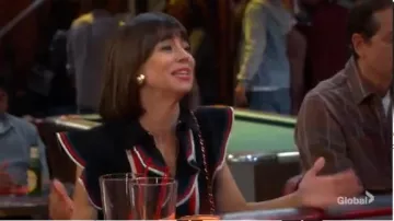 Vestido negro rojo blanco y azul ruffle stripe trim usado por Elizabeth (Natasha Leggero) en Broke Temporada 1 Episodio 2