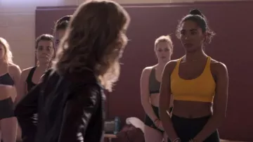 Sujetador deportivo amarillo /naranja usado por Addy Hanlon (Herizen Guardiola) en Dare Me (S01E03)