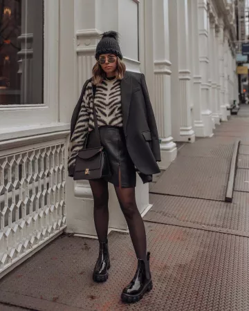 Pom Pom Beanie de Tiffany Jais en la cuenta de Instagram @flauntandcenter