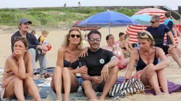 The swimsuit blue headband Beatrice Mazuret (Alexandra Lamy) in Chamboultout