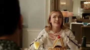 Chándal blanco usado por Kirby Anders (Maddison Brown) en Dynasty Temporada 3 Episodio 16