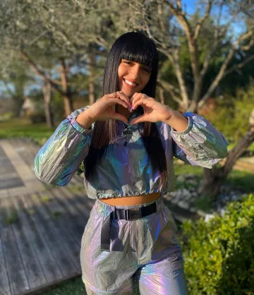 La chaqueta reflectante iridiscente que lleva Lenna Vivas en su cuenta de Instagram @lenna.vivas
