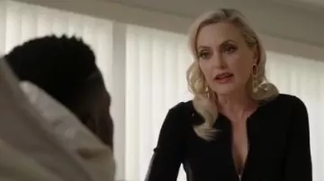 Maillon de chaîne de boucle d'Oreille portées par Alexis Carrington (Elaine Hendrix) dans la Dynastie Saison 3 Épisode 16