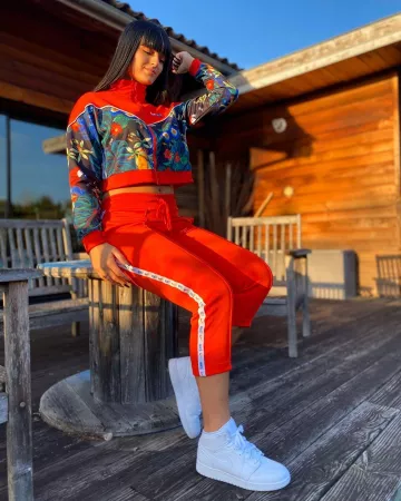 La chaqueta floral roja de Nike que lució Lenna Vivas en su cuenta de Instagram @lenna.vivas