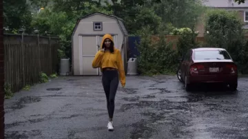 Sudadera con capucha recortada amarilla usada por Addy Hanlon (Herizen Guardiola) en Dare Me (S01E06)
