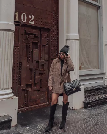 Blazer Brown de Tiffany Jais en la cuenta de Instagram @flauntandcenter