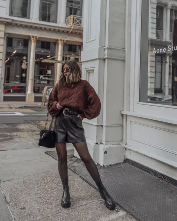 Met­al buck­le belt of Tiffany Jais on the Instagram account @flauntandcenter