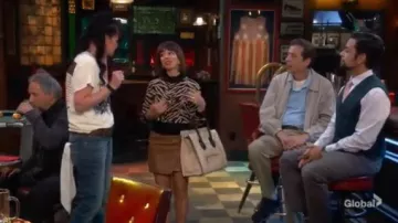Suéter de Lola usado por Elizabeth (Natasha Leggero) en Broke Temporada 1 Episodio 2