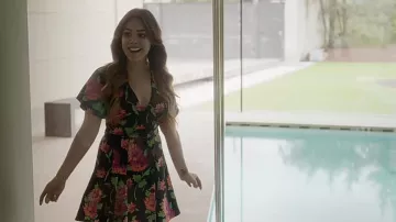 La robe mini noire fleurie à manches évasées et col en V portée par Lu (Danna Paola) dans la série Élite (Saison 1 Épisode 5)