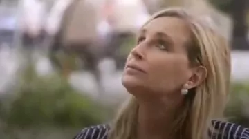 Pendientes double Pearl Stud usados por Sonja Morgan en The Real Housewives of New York City Temporada 12 Episodio 1
