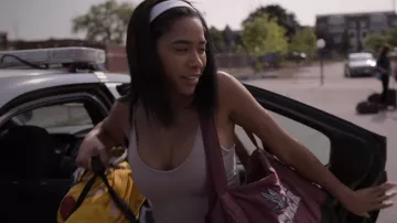 La diadema blanca de Addy Hanlon (Herizen Guardiola) en Dare Me (S01E07)