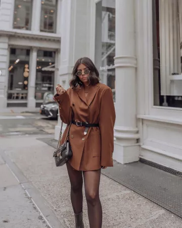 Bolso bandolera negro de Tiffany Jais en la cuenta de Instagram @flauntandcenter