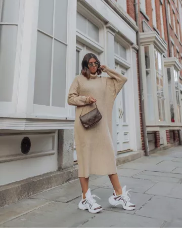 Col bénitier Robe de Tiffany Jais sur l'Instagram account @flauntandcenter