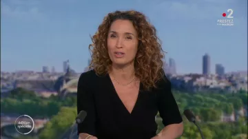 The short dress neck cross in Black crepe de Marie-Sophie Lacarrau in the Journal of 13 hours the 10.04.2020