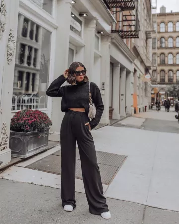 Turtle­neck Sweater of Tiffany Jais on the Instagram account @flauntandcenter