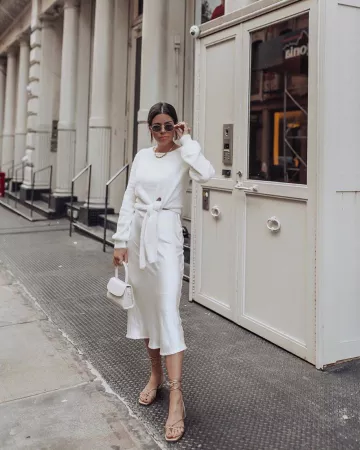 Chandail Blanc de Tiffany Jais sur l'Instagram account @flauntandcenter