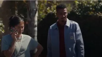 Poly Coton Zip Shirt porté par Elz (Travis Bennett) dans Dave Saison 1 Épisode 7