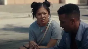 Collar Dady Bones Fruit Loop usado por Emma (Christine Ko) en Dave Temporada 1 Episodio 7