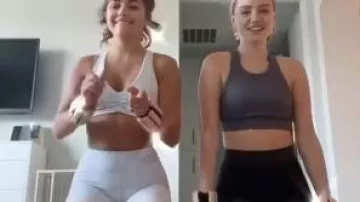 Blanc Court porté par Hannah Ann Sluss dans Le programme de Baccalauréat