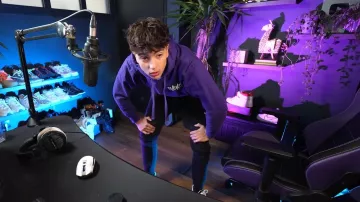 The sweatshirt hoody purple Weyz of Inoxtag in his YouTube video It is a remix of clips of music with Guizzi ! (Movie Chill)