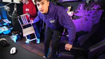 El jogging negro de Nike que lleva Inoxtag en su vídeo de YouTube ¡Remezclamos vídeos musicales con Guizzi! (Video Chill)