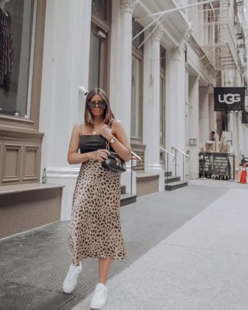 Falda Midi de satén de Tiffany Jais en la cuenta de Instagram @flauntandcenter