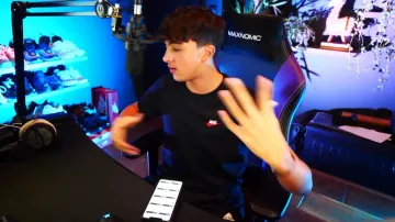 La camiseta nike negra de Inoxtag en el vídeo ¡RESPONDO A TUS PREGUNTAS! (Pues lo intento porque hay muchos...)