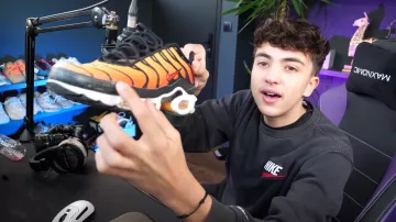 La nike naranja y amarilla de Inoxtag en el vídeo ¡Todas mis zapatillas! Te muestro todos mis pares de zapatos (realmente tengo mucho ????)