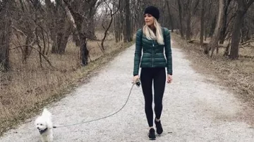 SNeakers negros usados por Kelsey Weier en The Bachelor