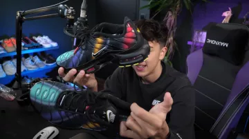 Zapatillas Nike negras con trazos de color de Inoxtag en su vídeo All my Sneakers! Te muestro todos mis pares de zapatos (realmente tengo mucho ????)