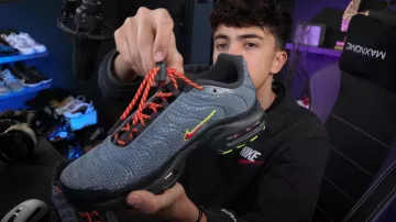 Las zapatillas Nike grises de Inoxtag con cordones rojos en su vídeo ¡Todas mis zapatillas! Te muestro todos mis pares de zapatos (realmente tengo mucho ????)