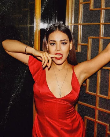 La mini robe rouge en satin portée par Danna Paola sur le tournage de la série Élite (Saison 2 Épisode 3)