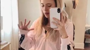 Rose Zip Hoodie, portés par Mykenna Dorn dans Le programme de Baccalauréat