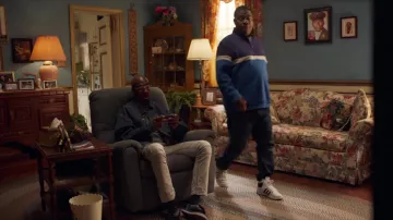 Adidas Blanc Hi Top sneakers portés par le Plateau de Barker (Tracy Morgan) comme on le voit dans Le Dernier O. G. (S03E01)