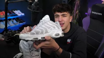 El par de Nike Tuned 1 blancas de Inoxtag en su vídeo All my Sneakers! Te muestro todos mis pares de zapatos (realmente tengo mucho ????)