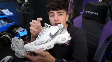 Las zapatillas Nike TN blancas y grises al estilo de dibujo de Inoxtag en su vídeo All my Sneakers! Te muestro todos mis pares de zapatos (realmente tengo mucho ????)