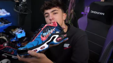 El par de Nike TN salmón azul y rosa de Inoxtag en su vídeo All my Sneakers! Te muestro todos mis pares de zapatos (realmente tengo mucho ????)