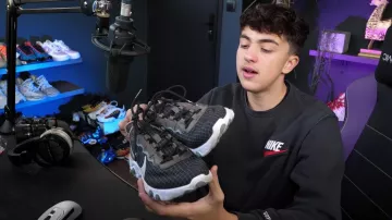 Las zapatillas Nike de color taupe de Inoxtag en su vídeo ¡Todas mis zapatillas! Te muestro todos mis pares de zapatos (realmente tengo mucho ????)