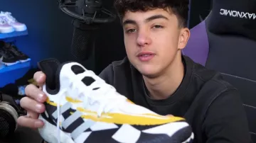 El par de zapatillas Adidas blancas y negras de Inoxtag en su vídeo All my Sneakers! Te muestro todos mis pares de zapatos (realmente tengo mucho ????)