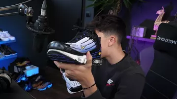 Zapatillas Nike negras degradadas azules de Inoxtag en su vídeo ¡Todas mis zapatillas! Te muestro todos mis pares de zapatos (realmente tengo mucho ????)