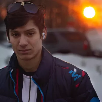 La chaqueta de plumón tommy Hilfiger que lució Rogelio en su cuenta de Instagram @126isaacrogelio 