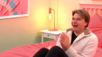 La lámpara de noche de oro rosa en la habitación de Maxime en The Circle Game