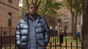 Chaqueta de Tommy Hilfiger Puffer usada por Tray Barker (Tracy Morgan) como se ve en The Last O.G. (Temporada 3 Episodio 1)
