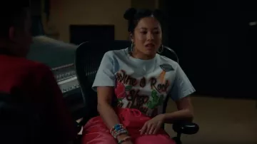 Wine & Rock Shop Camiseta impresa usada por Emma (Christine Ko) como se ve en Dave (S01E07)