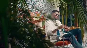 Il suffit de Ne un Pantalon Bleu porté par Usher dans son Ne perdez pas Mon Temps Officiel de la Musique de la Vidéo
