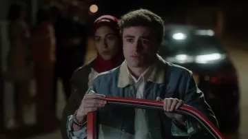 The bracelet of Samuel García Domínguez (Itzan Escamilla) in Elite (Season 1 Episode 1)