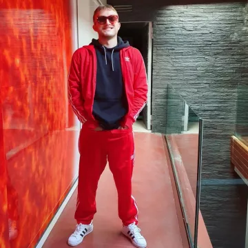 Les lunettes de soleil rouges portées par Vald sur son compte Instagram @valdsullyvan